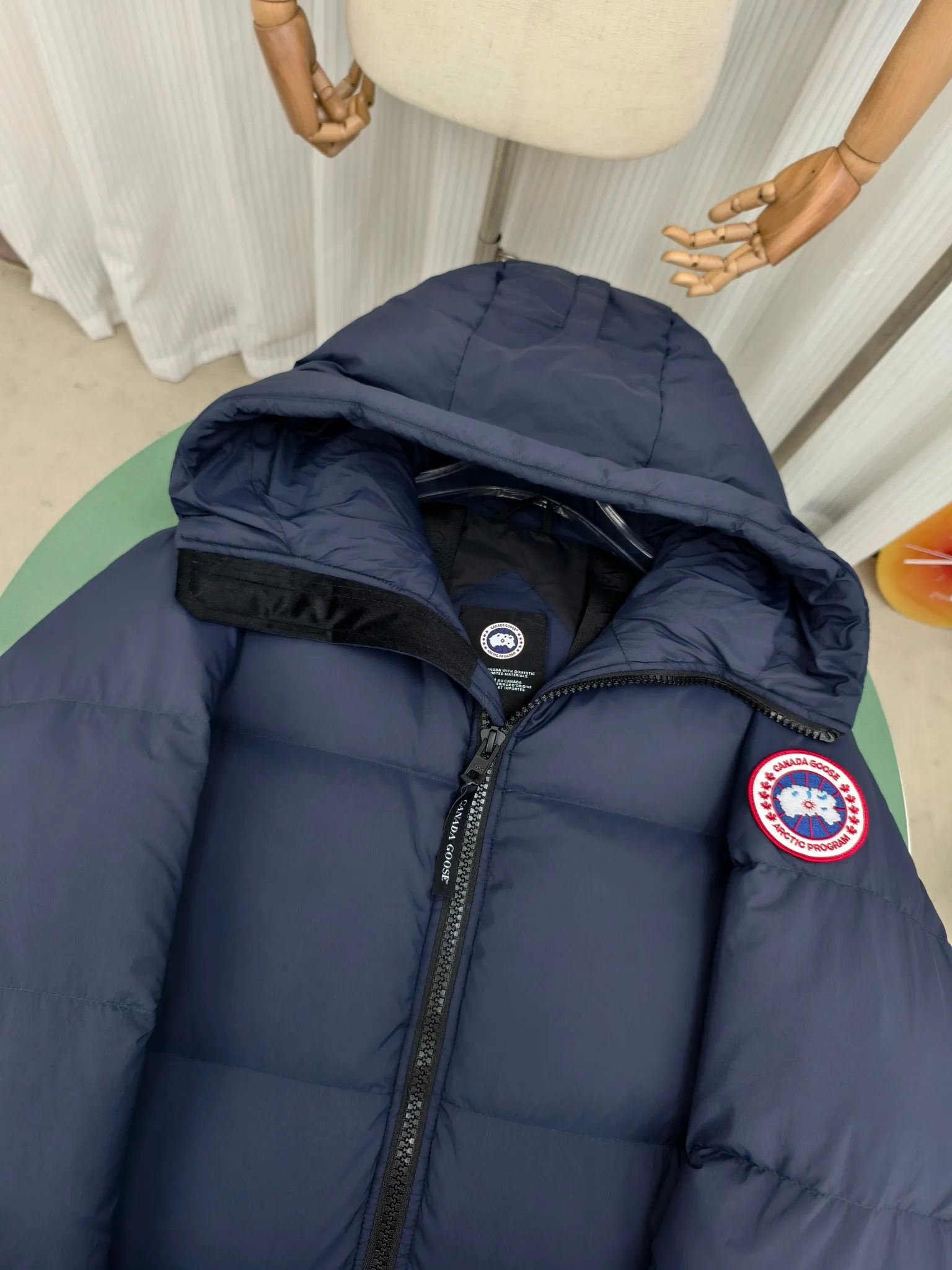 P1040————2800M (same style for men and women) Canada goose Lawrence long down jacket The Lawrence long down jacket provides basic protection for daily adventures and is made of sustainable Enduraluxe fabric with a practical soft touch. It has a quilted body and adjustable hood. Filled with extremely fluffy duck down. The adjustable down-filled connected hood and chin-protecting suede knitted stand-up collar are soft and extra-comfortable. Tapered rib-knit cuffs improve comfort and seal in heat. There are two zippered side vents at the bottom of the jacket for increased range of motion and ventilation. It has a longer hem at the back for added protection and reflective double stripes on the back. Color: black with red label, black with black label, navy blue with red label Size: XS-2XL